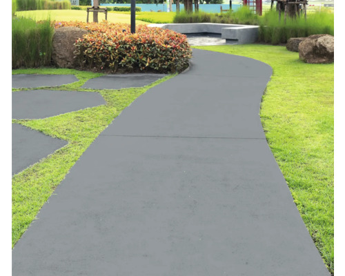 Gartenweg mit Gras und Bepflanzung