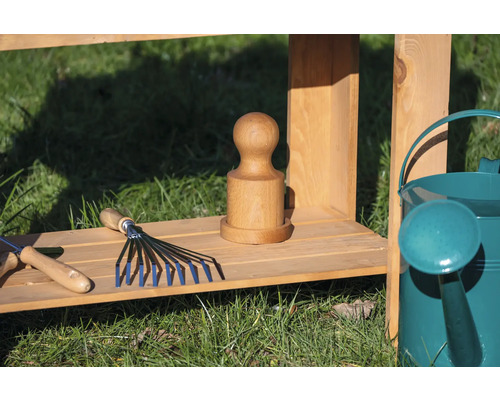 Scène de jardin avec étagère en bois, outils de jardinage et arrosoir