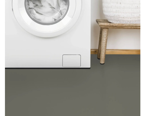 Szene mit Waschmaschine, Wäschekorb und Bodenbelag.