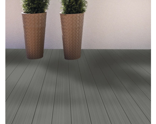 Planches de terrasse en bois avec deux bacs à plantes