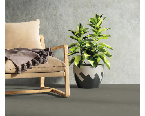 Dekoratives Interieur mit Sessel und Zimmerpflanze in einem Topf