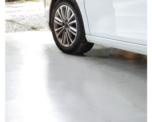 Detailansicht eines Autos mit Reifen auf einem Garagenboden