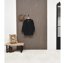 Hall d''entrée avec panneaux muraux, banc, patères, chapeau et veste