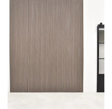 Panneau mural en bois avec surface nervurée dans une pièce.