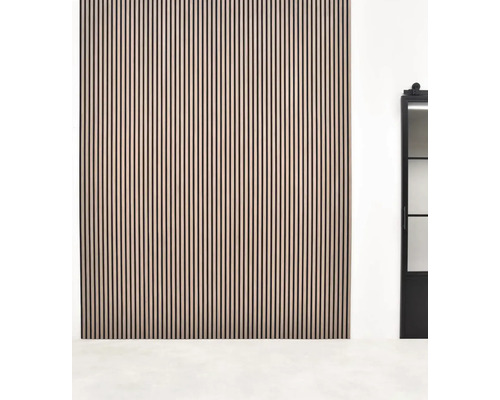 Panneau mural en bois avec surface nervurée dans une pièce.