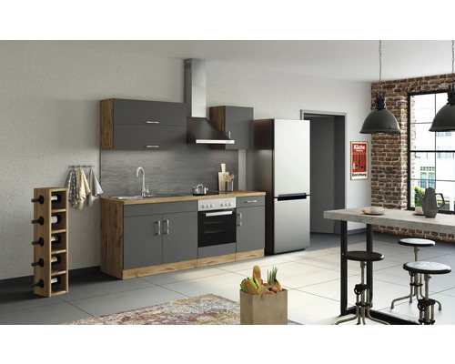 Cuisine claire avec kitchenette en gris et aspect bois, hotte aspirante, réfrigérateur, casier à bouteilles et table à manger