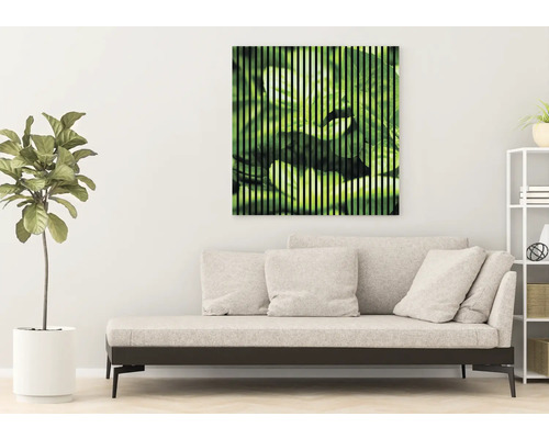 Salon avec canapé beige et tableau mural avec motif végétal