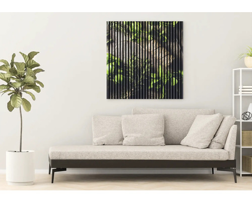 Salon avec canapé et décoration murale avec motif de plantes