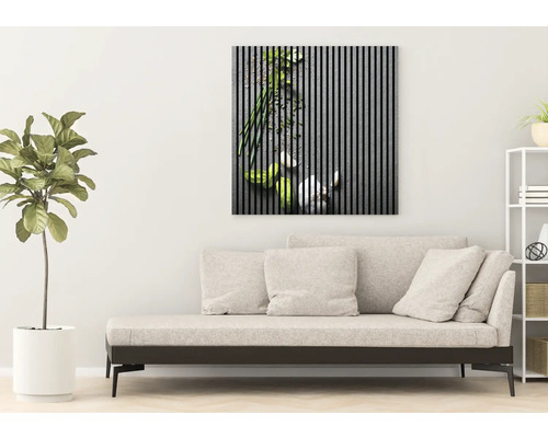 Tableau mural avec motif de légumes au-dessus d''un canapé dans un salon