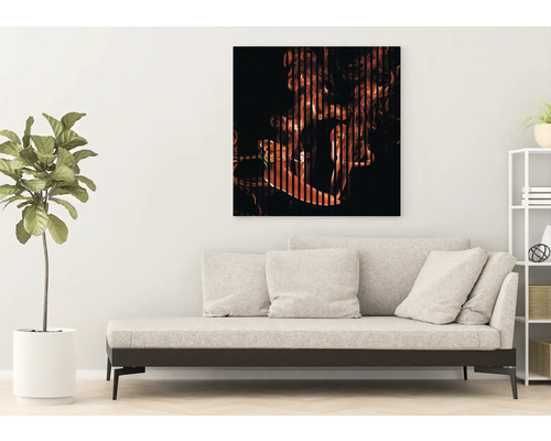 Salon avec canapé et peinture murale encadrée