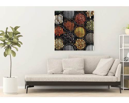 Dekoratives Wandbild mit verschiedenen Gewürzen im Wohnzimmer