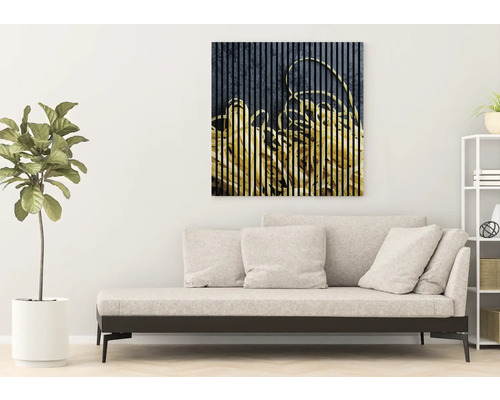 Salon avec canapé et tableau mural décoratif