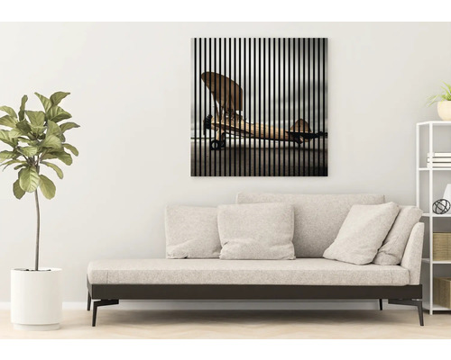 Salon avec canapé et tableau mural avec motif d''avion