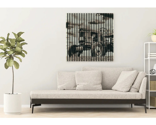 Salon avec canapé et décoration murale représentant un tracteur