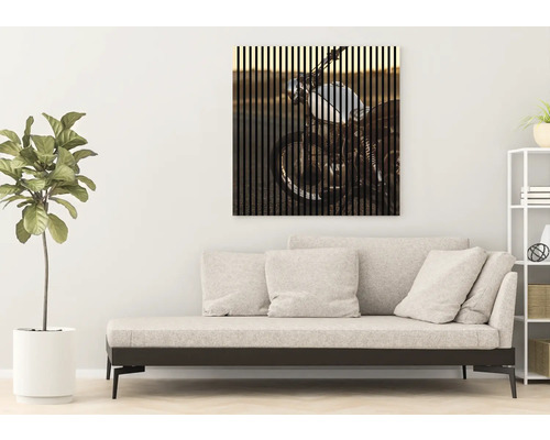 Tableau mural décoratif avec un motif de moto dans le salon.