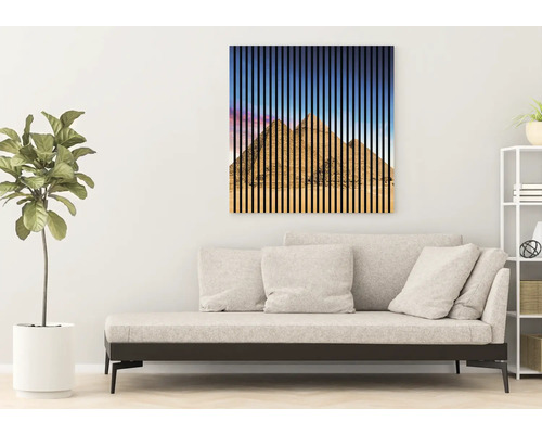 Art mural décoratif avec un motif de pyramide au-dessus d''un canapé