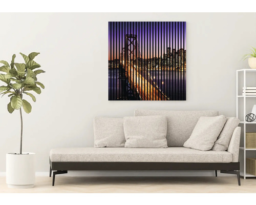 Salon avec canapé et une peinture murale avec une vue sur la ville et un pont