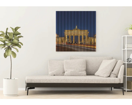 Salon avec canapé et tableau mural représentant la porte de Brandebourg à Berlin