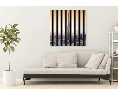 Salon avec canapé et tableau mural avec motif de gratte-ciel