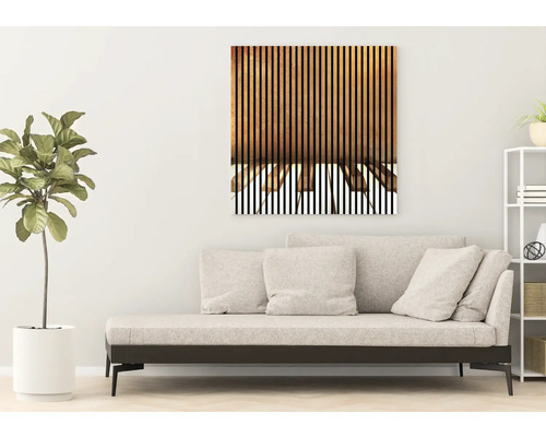 Salon avec canapé et tableau mural à rayures