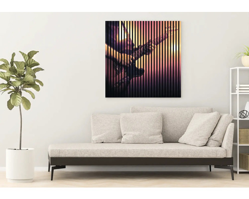 Salon avec canapé et tableau de guitare au mur