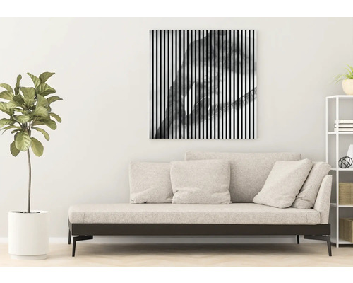 Salon avec canapé, plante d''intérieur et tableau mural à rayures