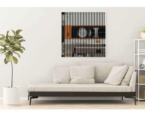 Image murale décorative avec motif de cassette au-dessus d''un canapé