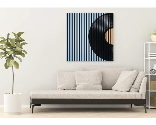 Salon avec canapé et peinture murale d''un disque vinyle