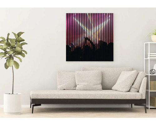 Tableau mural décoratif avec motif de concert au-dessus d''un canapé