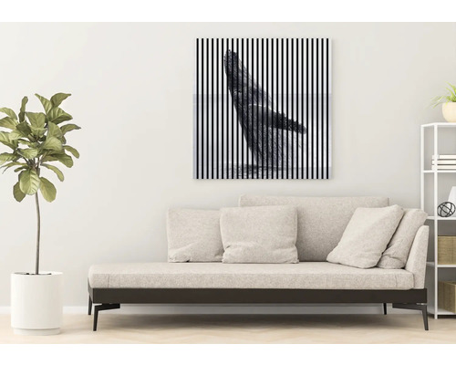 Image murale décorative avec motif de baleine et rayures au-dessus d''un canapé dans un salon