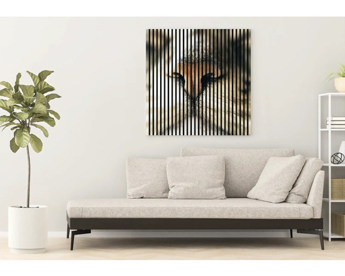 Salon avec canapé et tableau mural avec motif animalier