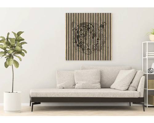 Salon avec canapé et tableau mural avec motif de tigre