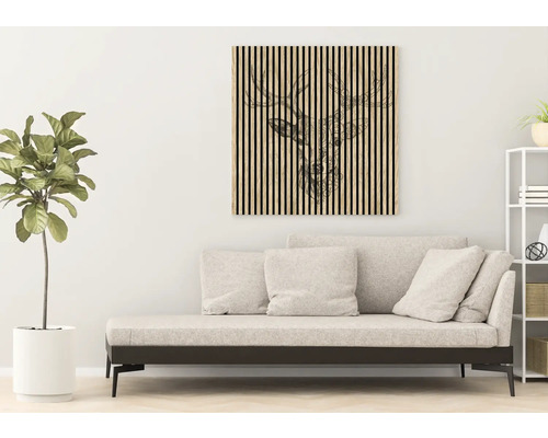 Wohnzimmer mit Sofa, Regal und Wandbild mit Hirschmotiv