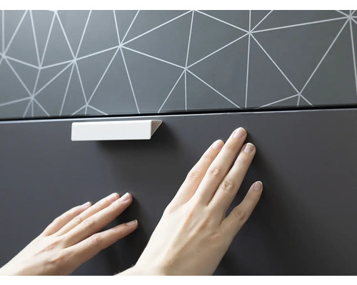 Détail de meuble avec poignée et motif géométrique