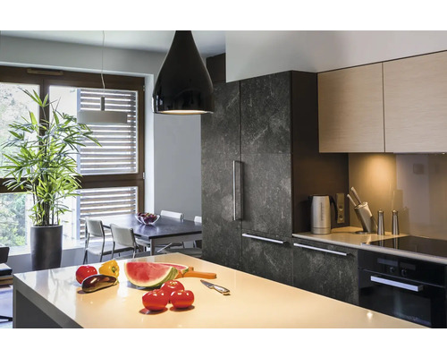 Cuisine claire avec îlot de cuisine, table à manger et plante d''intérieur