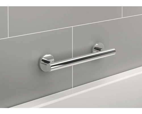 Barre d''appui chromée dans la salle de bain