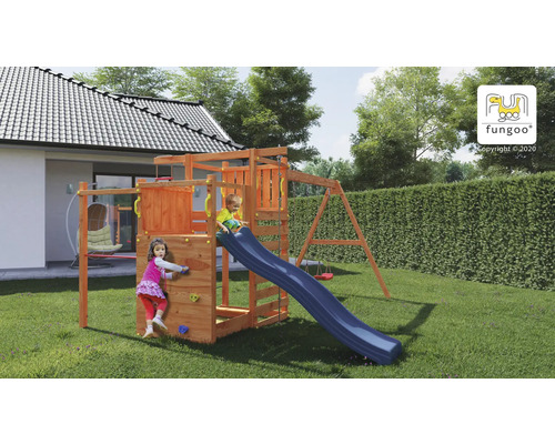 Aire de jeux avec toboggan, balançoire et mur d''escalade dans le jardin