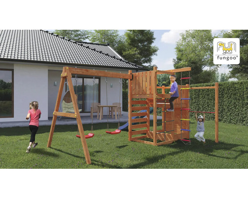 Aire de jeux avec balançoire, toboggan et tour d''escalade dans le jardin