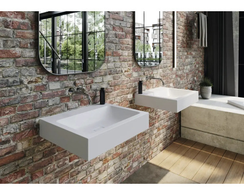 Modernes Badezimmer mit zwei weißen Aufsatzwaschbecken, Spiegeln und freiliegendem Backsteinmauerwerk.