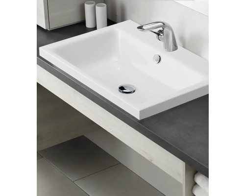 Lavabo en céramique blanc avec robinetterie et garniture de vidange