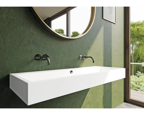 Salle de bain avec lavabo, robinets et miroir