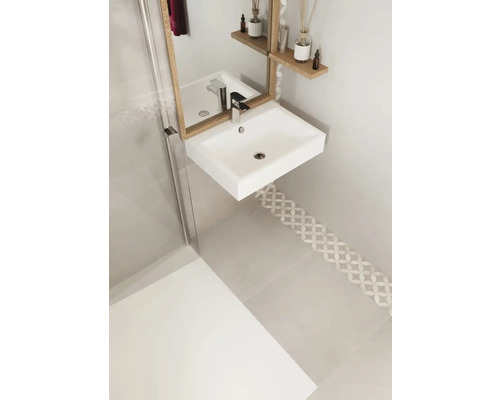 Salle de bains moderne avec lavabo à poser, miroir et cabine de douche pour une ambiance claire et organisée.