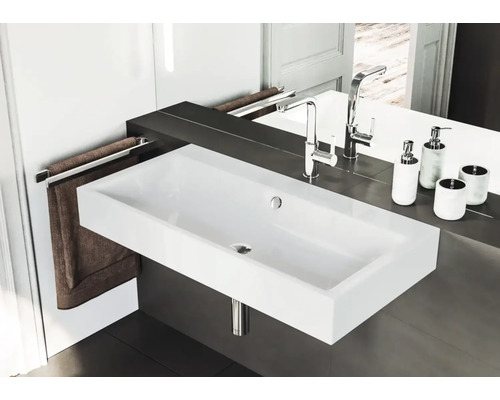 Lavabo rectangulaire dans salle de bains avec robinet et porte-serviettes