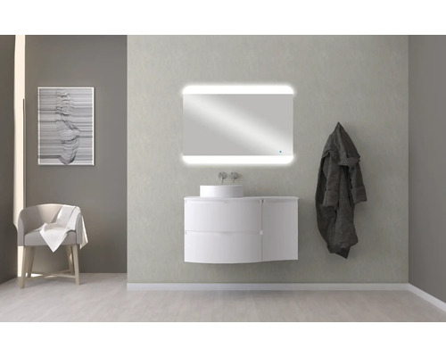 Salle de bain moderne avec meuble sous-lavabo, miroir avec éclairage et une chaise avec une serviette