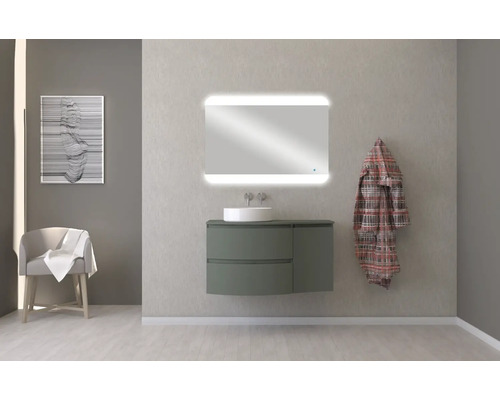 Salle de bains moderne avec meuble-lavabo, miroir avec éclairage et articles de décoration pour une ambiance élégante