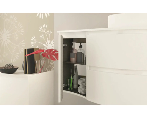 Salle de bain avec meuble sous-lavabo avec compartiment ouvert pour ranger les accessoires de salle de bain