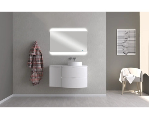 Salle de bains avec lavabo, miroir éclairé et peignoir