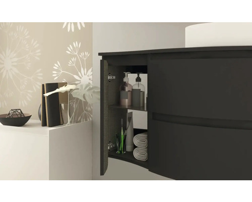 Meuble sous-lavabo avec porte ouverte et accessoires de salle de bain