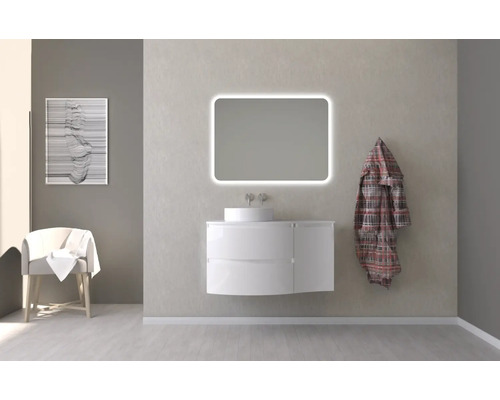 Modernes Badezimmer mit Waschtisch, beleuchtetem Spiegel und Dekoration