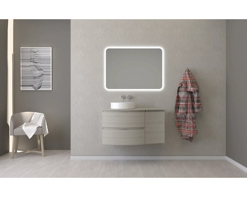 Modernes Badezimmer mit Waschtisch, Spiegel mit Beleuchtung und dekorativen Elementen